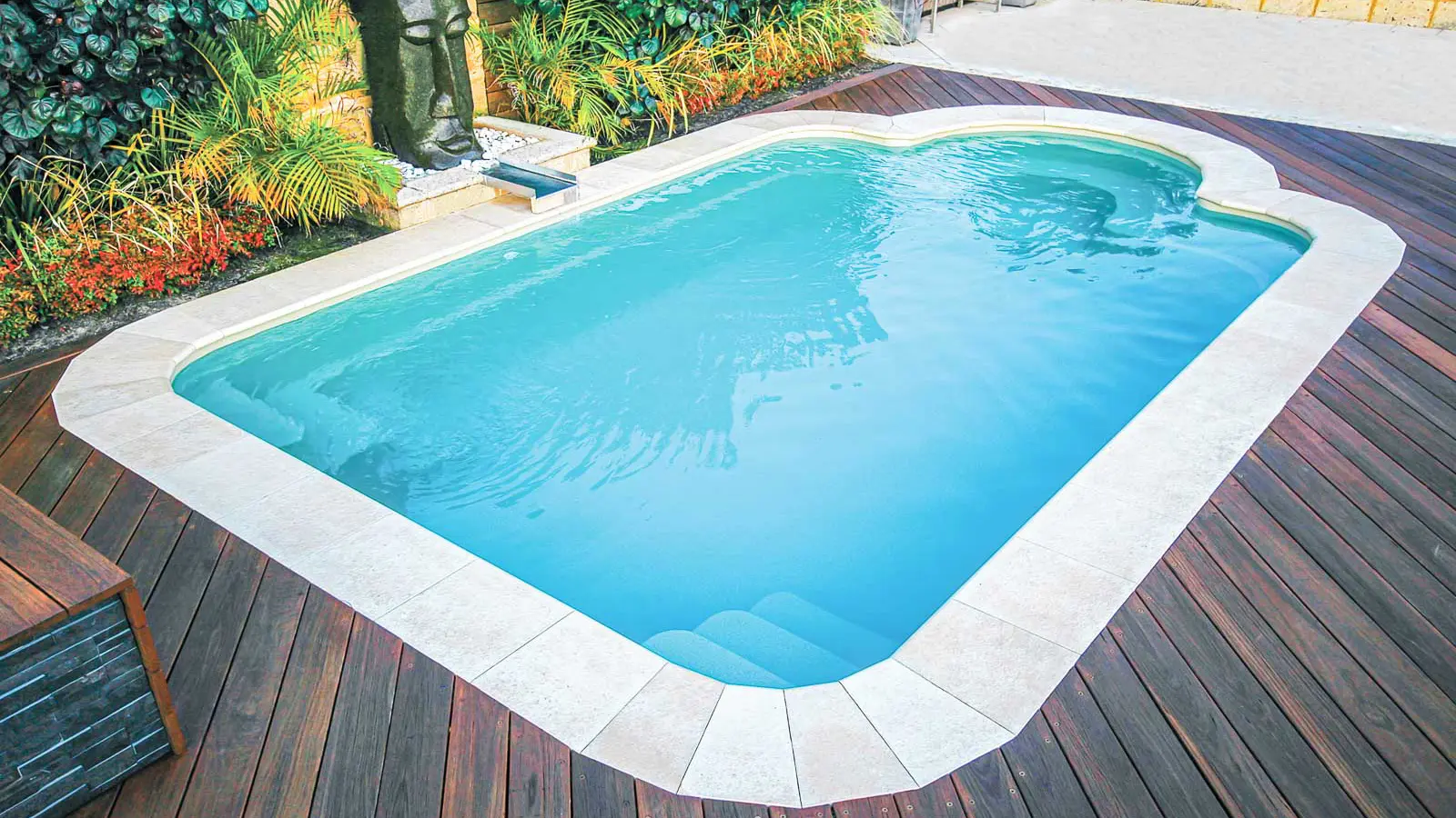 The Courtyard Roman™, a fiberglass pool design manufactured by Leisure Pools